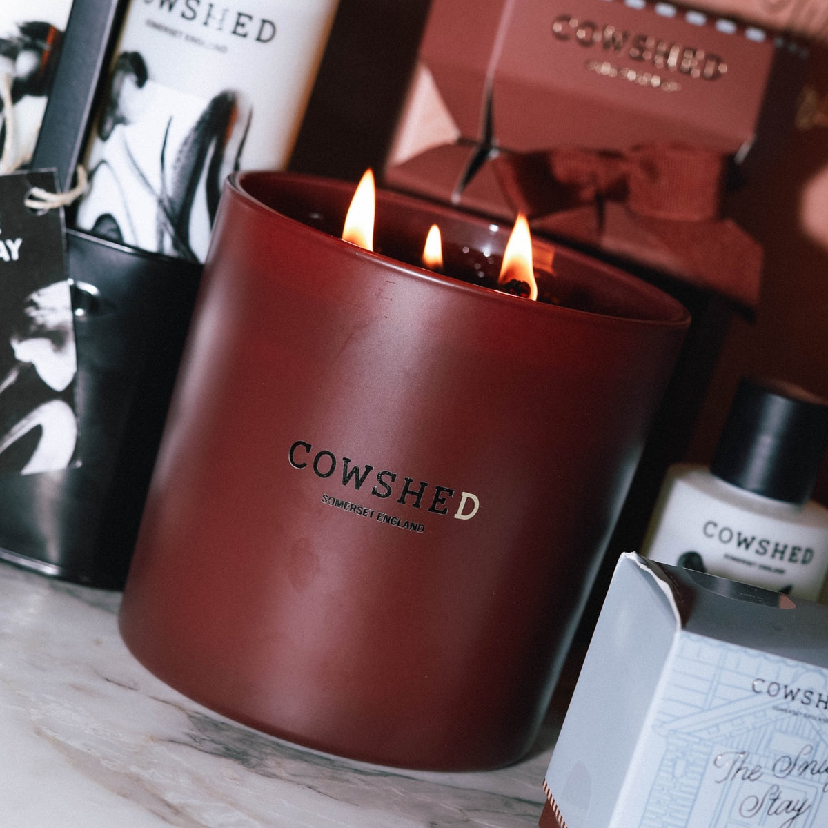 The Log Cabin Winter Large Candle - Cinnamon, Pine, Juniper