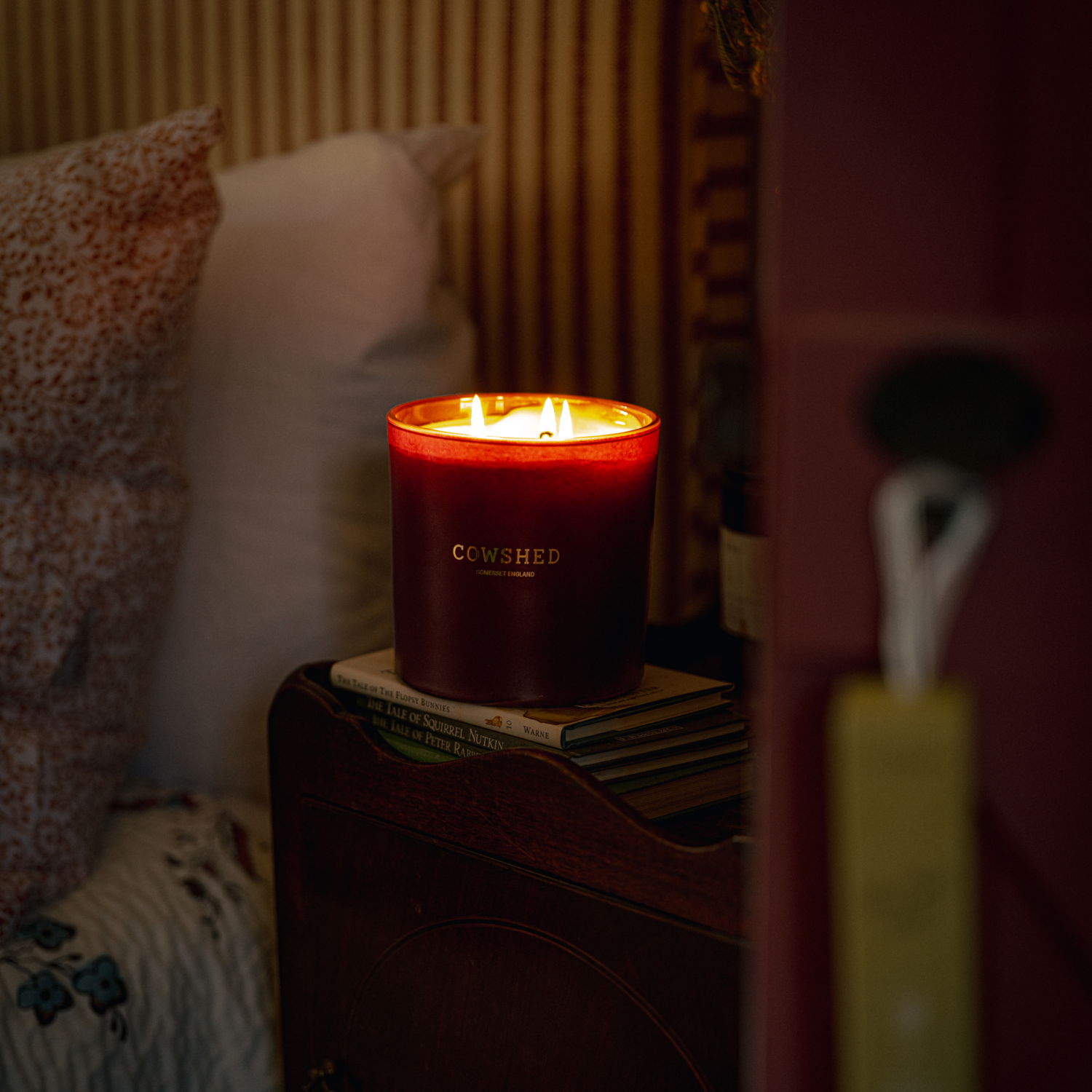 The Log Cabin Winter Large Candle - Cinnamon, Pine, Juniper