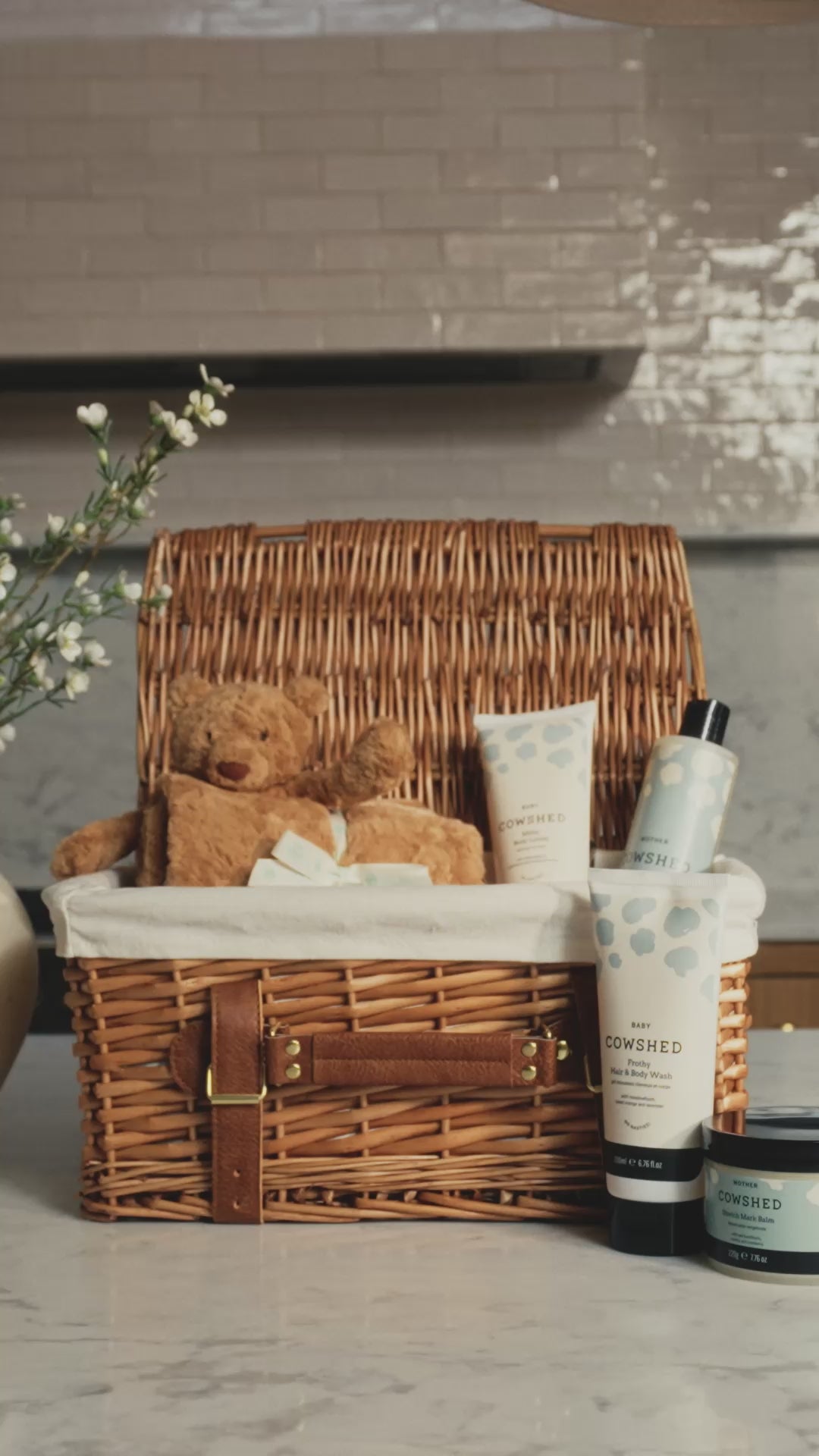 unboxing video of Cowshed Jellycat Mother & Baby Hamper